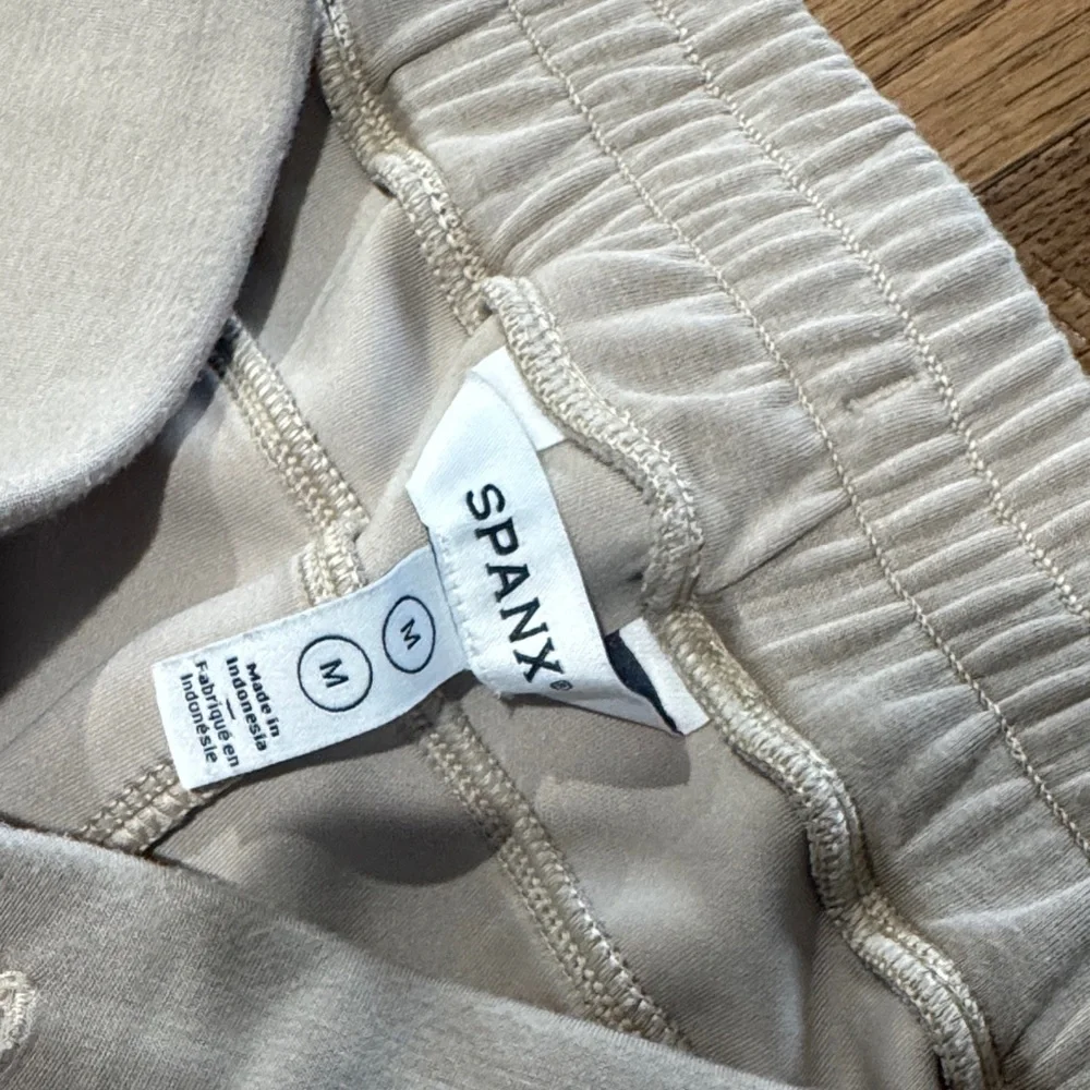 NWOT Spanx AirEssentials Wide Leg Pant Ashwood Sz M - Picture 2 of 3